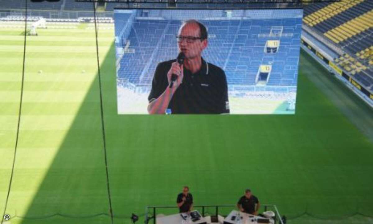 Tarox-Vorstand Matthias Steinkamp begrüßte die Besucher von der Großleinwand im Dortmunder Signal Iduna-Stadion (Bild: CRN)