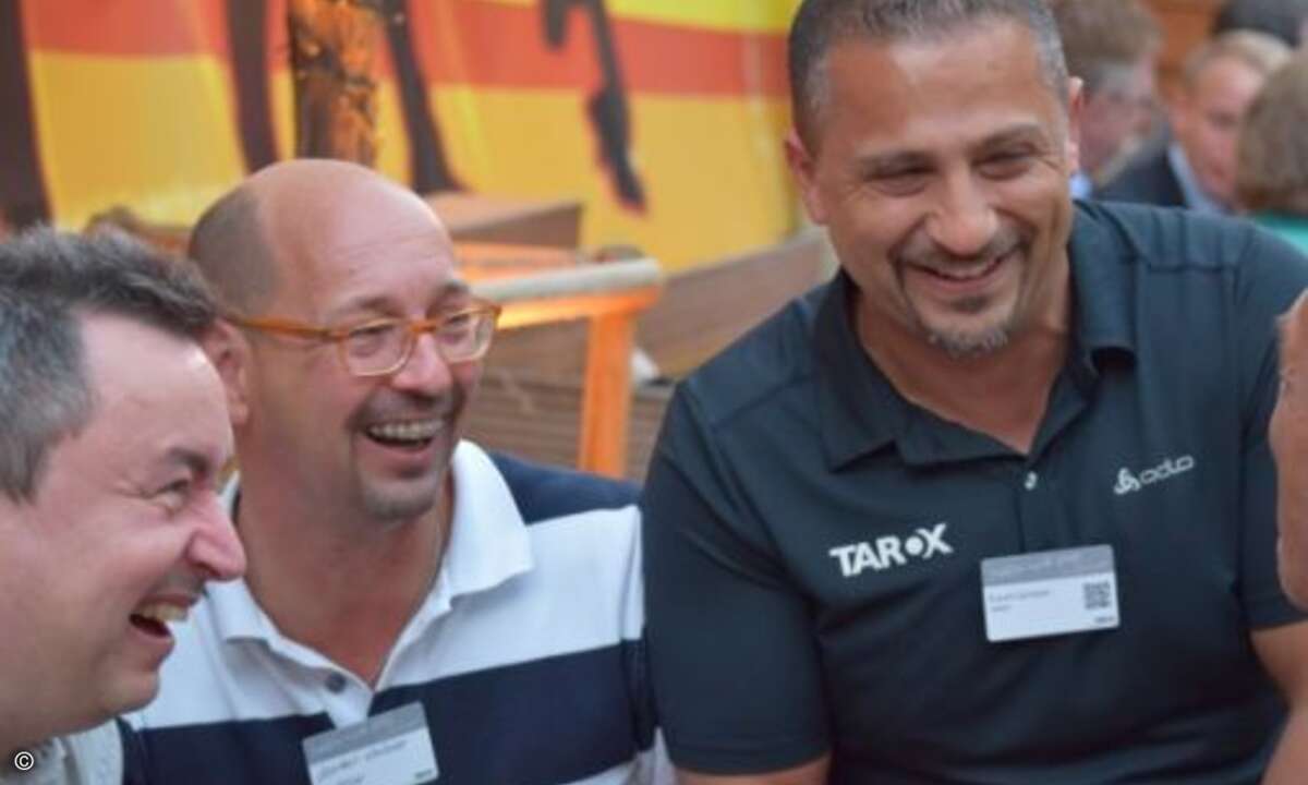 Die Gäste feierten am Ausstellerabend schon gutgelaunt vor (Bild: CRN)