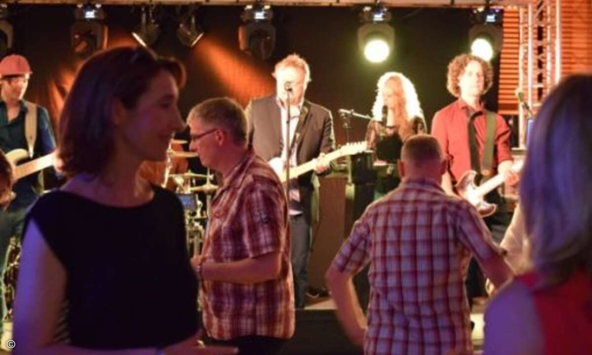 Die Band heizte den Besuchern ein (Bild: CRN)