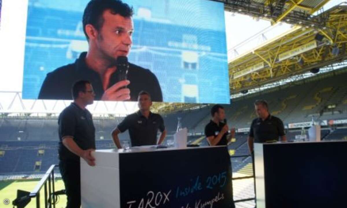 Die Workshops fanden im Stadion mit Großleinwand statt (Bild: CRN)
