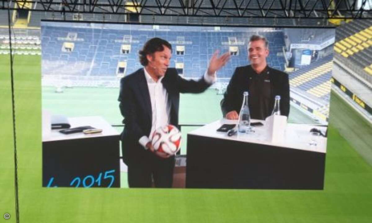 Stargast war Schiedsrichter Urs Meier, hier mit Christos Golias (Bild: CRN)