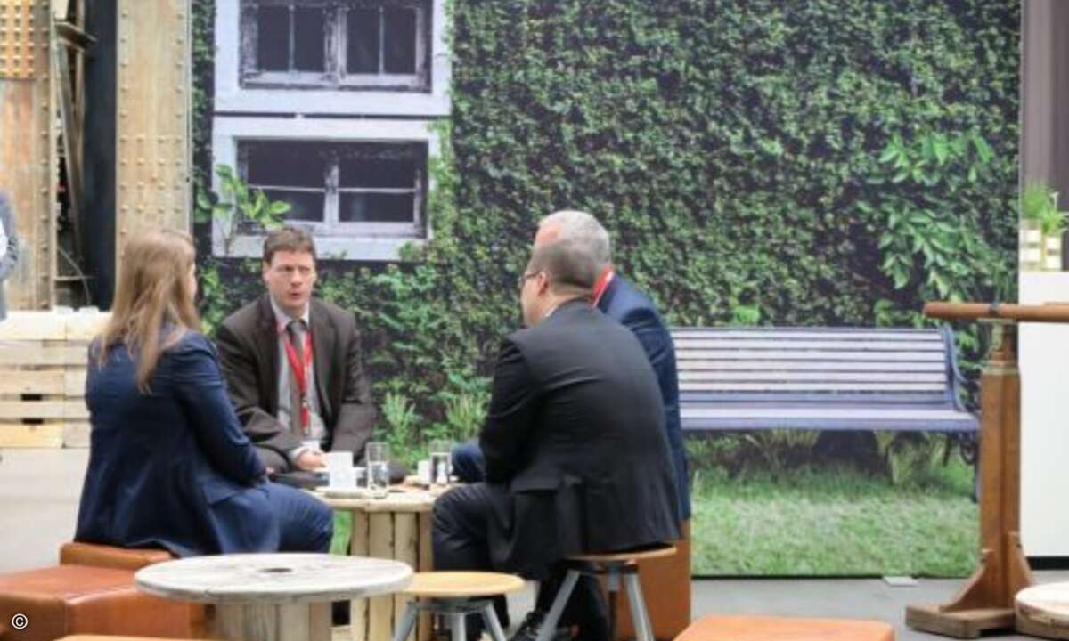 Die Ausstellungshalle bot auch Gelegenheit für entspannte Gespräche. (Foto: CRN)