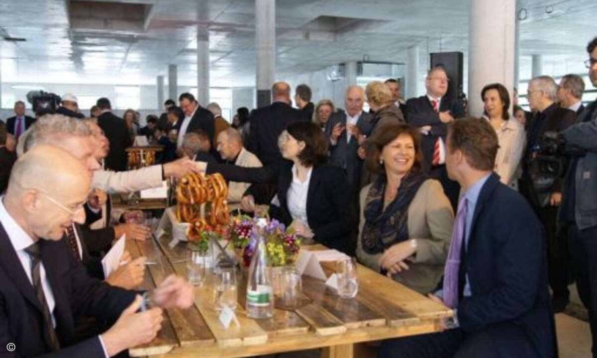 Das Richtfest fand in bayerischer Atmosphäre statt, neben Microsoft Deutschland-Chef Alexander Stüger (links) kamen auch Münchens Oberbürgermeister Dieter Reiter (leicht von Stüger verdeckt) und Bayerns Wirtschaftsministerin Ilse Aigner (zweite von l