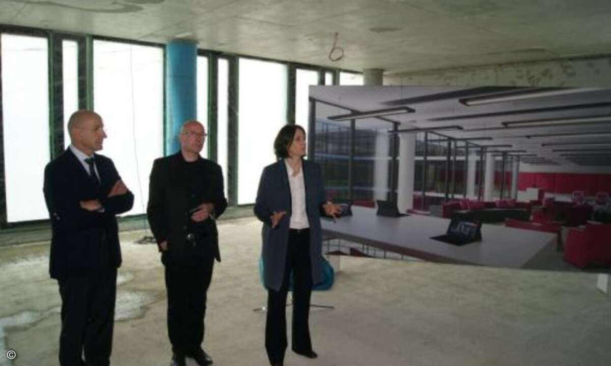 Alexander Stüger (Vorsitzender der Geschäftsführung), Thomas Mickeleit (Pressesprecher) und Elke Frank (Personalchefin) führen durch das Gebäude (Foto: CRN)
