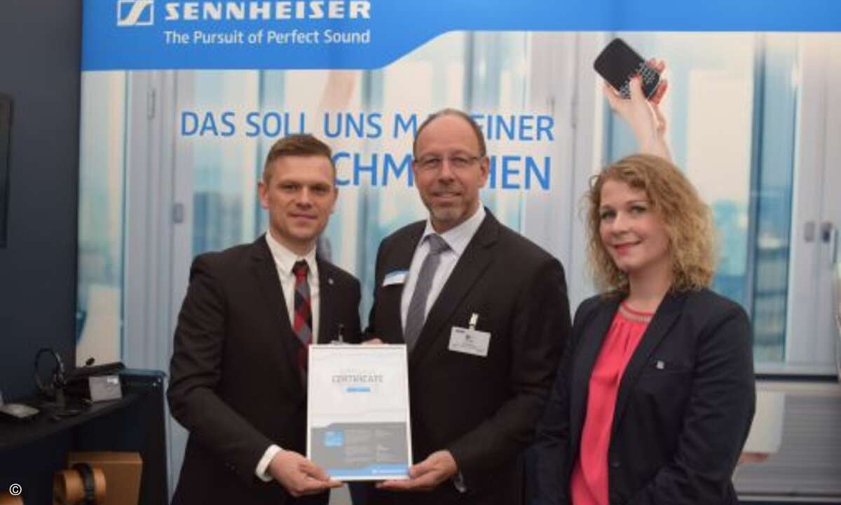 Dominik Walter (Leiter Einkauf Herweck) und Sennheiser-Manager Stefan Grewe unterzeichnen den Distributionsvertrag