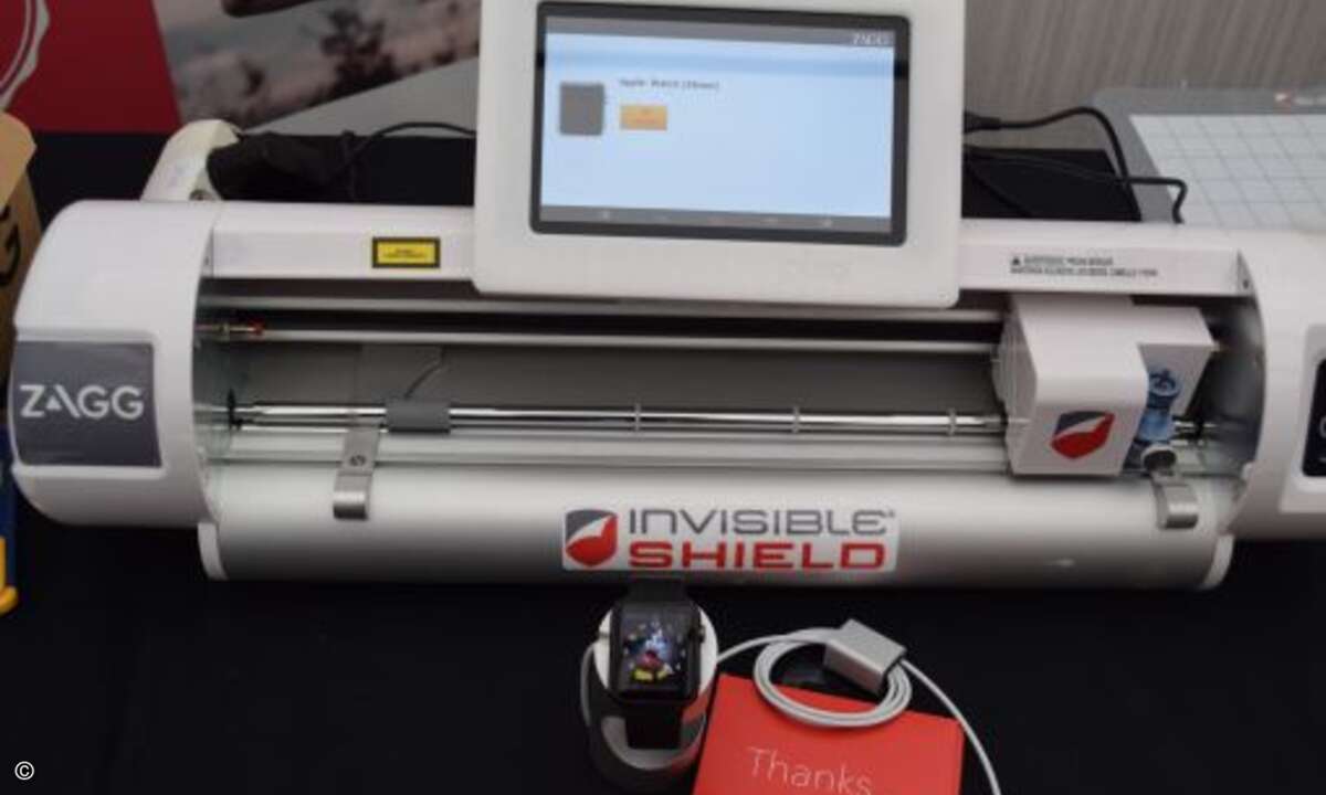 Bei dieser Schneidemaschine von Zagg können Fachhändler per App Schnittmuster für die gängisten Displays von Mobilgeräte auswählen und die Folien sofort herstellen - auch das Display für die Apple Watch lässt sich so schützen
