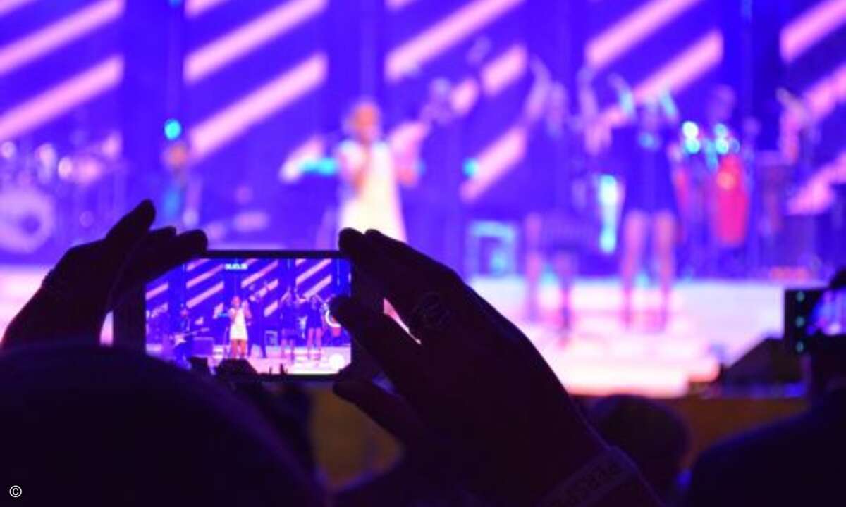 Früher schauten Stars ihren Fans in die Augen, heute blicken sie auf Smartphones