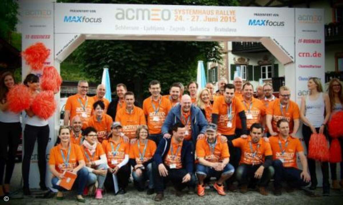 Das Teilnehmerfeld der Acmeo Systemhaus-Rallye 2015 kurz vor dem Startschuss versammelt (Foto: CRN)
