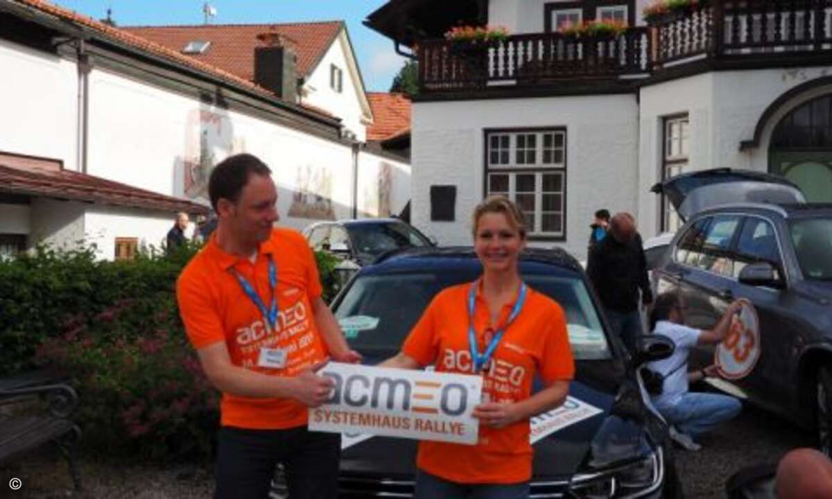 Vertriebsleiterin Isabelle von Künßberg zusammen mit Acmeo-Chef Henning Meyer vor dem Organisations-Auto (Foto: CRN)