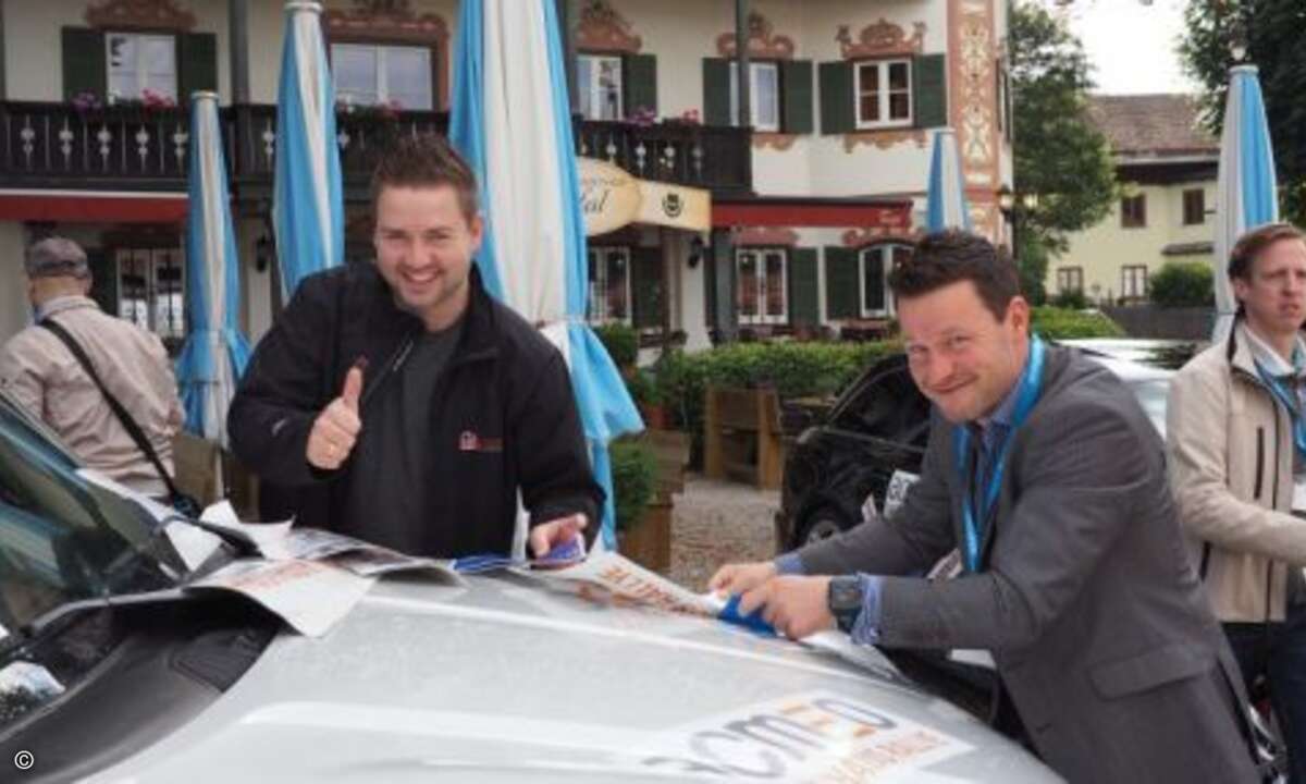 Auch wenn sich manche Aufkleber widerspenstig zeigten, wurden die Fahrzeuge von den Teilnehmern mit Freude fit für die Rallye gemacht (Foto: CRN)