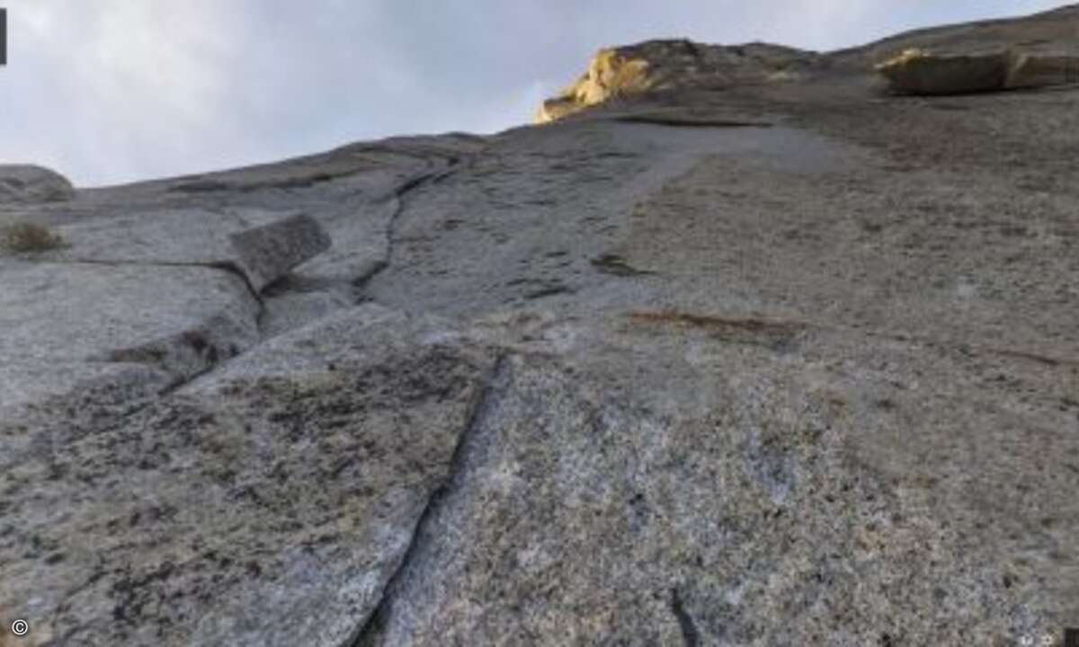 Auch nach der Hälfte scheint die Felswand nicht viel kleiner zu werden (Foto: Google Street View)