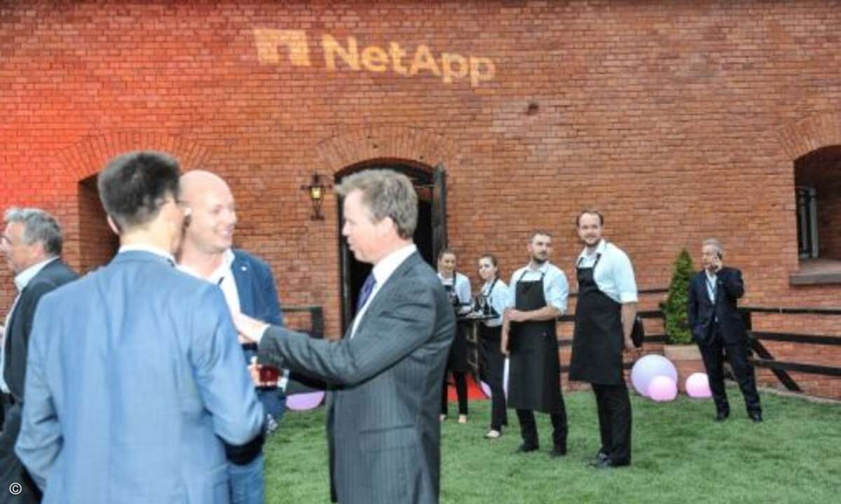 Vorher gab es aber noch Gelegenheit, sich etwas an der frischen Luft zu unterhalten (Foto: NetApp)