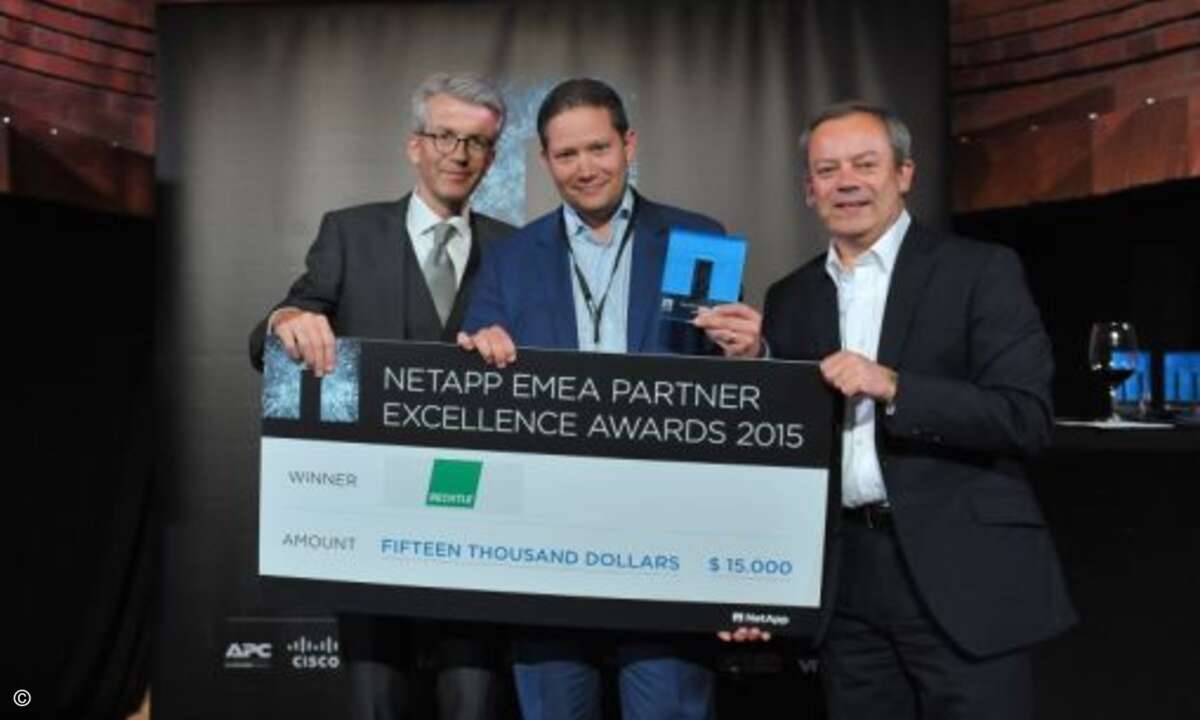 Leo Prado (Mitte) nahm für Bechtle den Award als »SAN Partner of the Year« von Thomas Ehrlich und Ashley Robinson entgegen (Foto: NetApp)