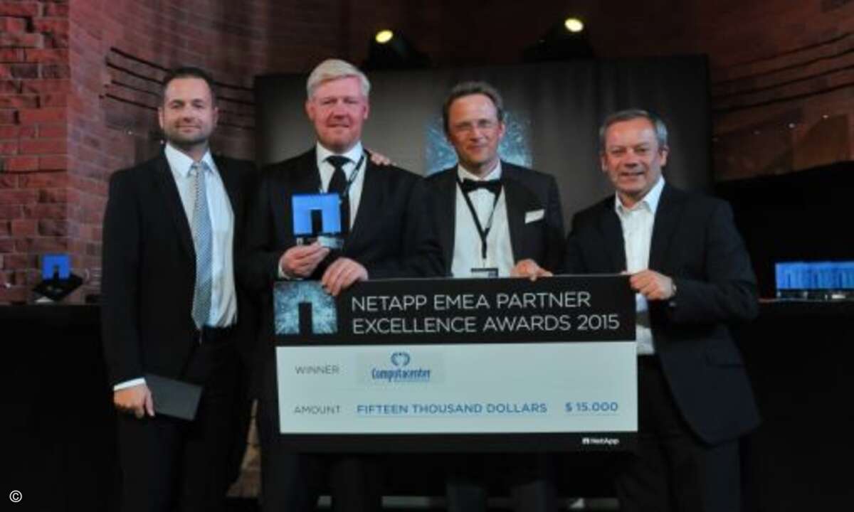 Stefan Kues und Jens Goetz (Mitte links und rechts) freuen sich über den »Enterprise Market Partner of The Year« für Computacenter (Foto: NetApp)