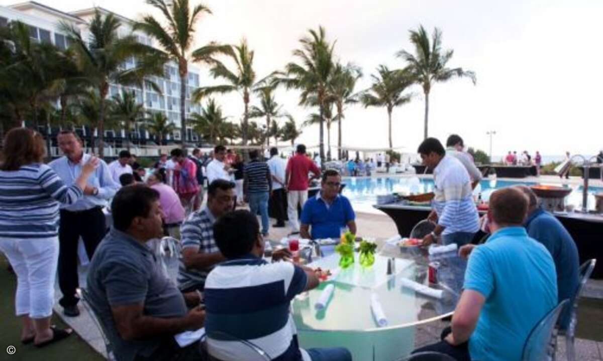 Zwischen Palmen, Pool und Meer lud Unify zum abendlichen Dinner (Alle Fotos: Unify)