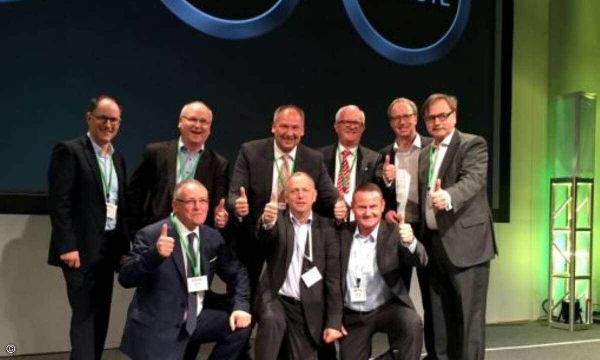 Thomas Schmieske (vorne, Mitte), Senior Vice President Indirect Channel bei Unify, und Klaus Stöckert, General Manager Central Europe und Geschäftsführer bei Unify (vorne rechts im Bild) umringt von gut gelaunten Partnern