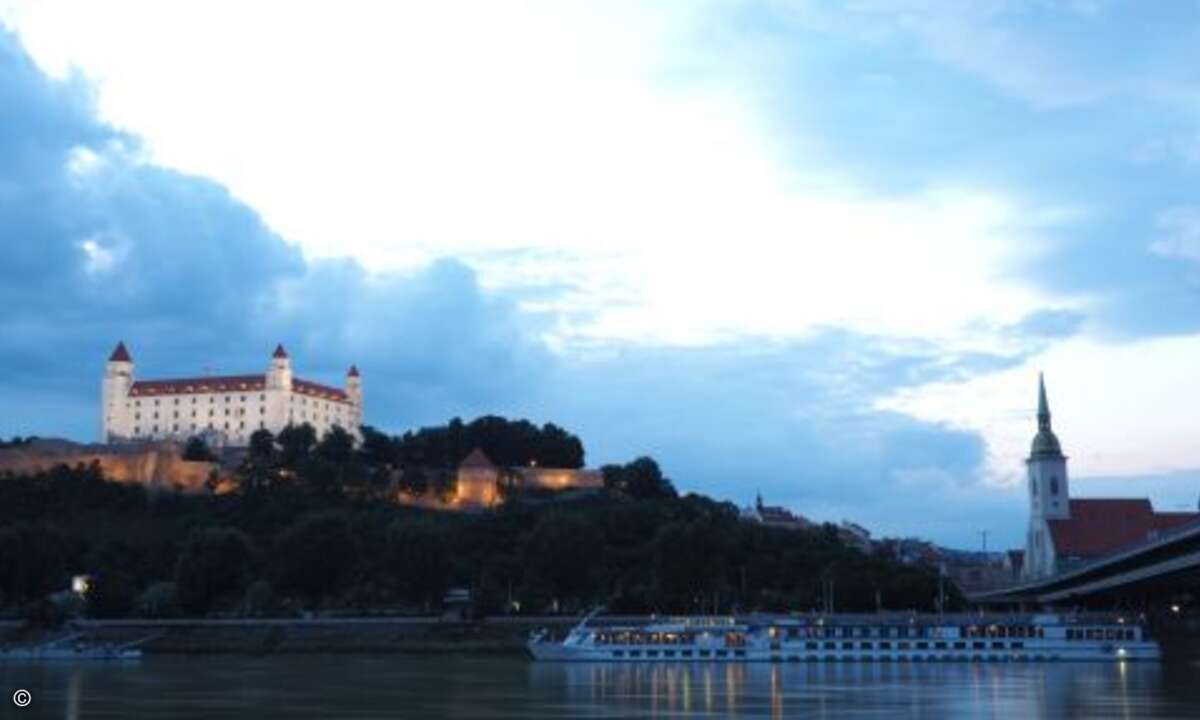 Vor dieser tollen Kulisse fand die Abschiedsparty am UFO-Beach in Bratislava statt (Foto: CRN)