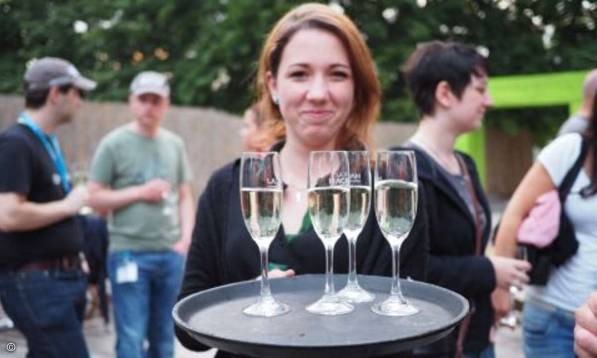 Zur Begrüßung gab es lecker Sekt für alle Anwesenden (Foto: CRN)