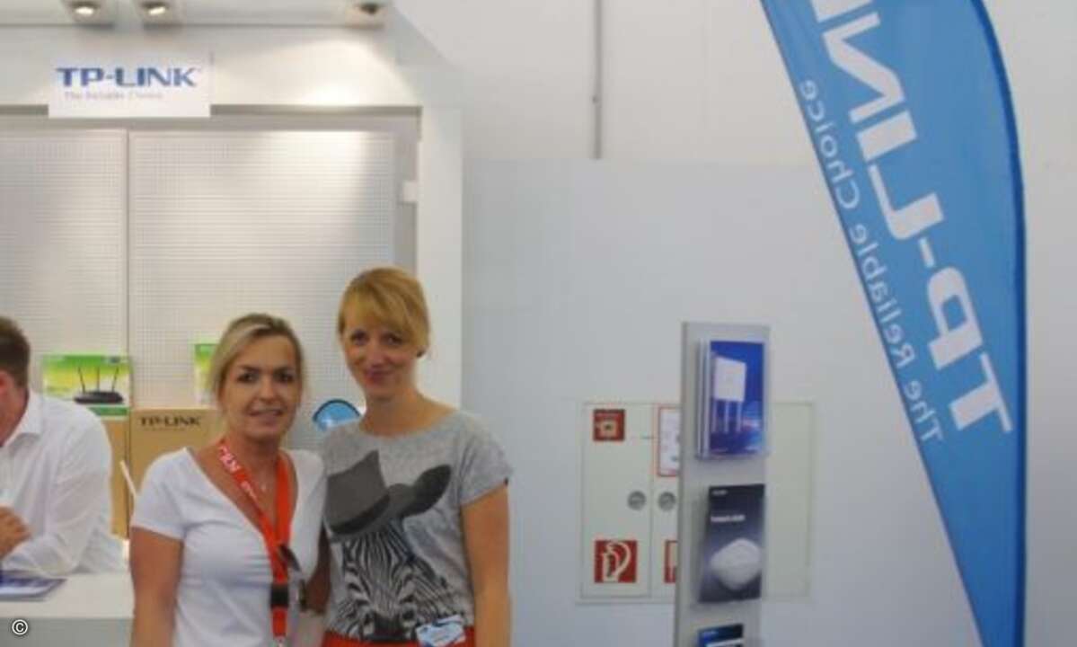 Carolin Schlüter (CRN) mit Ramona Hieß (TP-Link) (Bild: CRN)