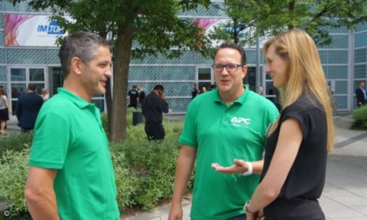 Es blieb viel Zeit für den Business-Austausch: Dieter Rahe und Stefan Knerrich von APC mit Karina Bachmann (Tarox) (Bild: CRN)