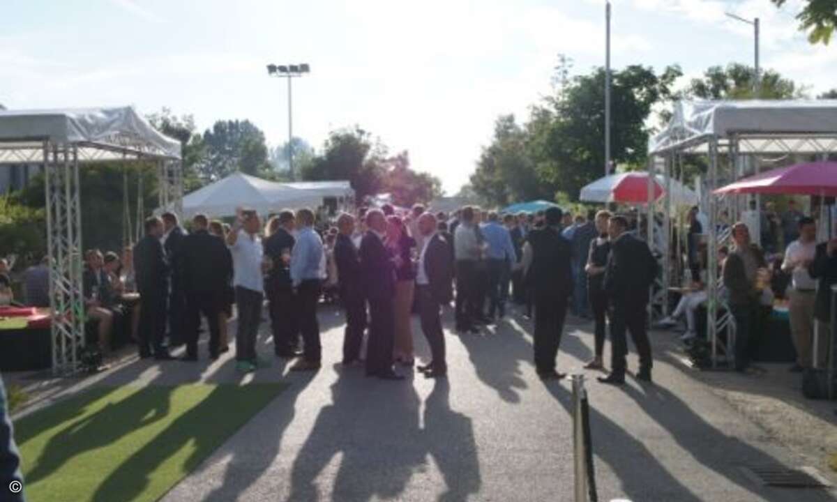 Nach der Messe wanderten die Besucher zur nahegelegenen IM.Top-Party (Bild: CRN)