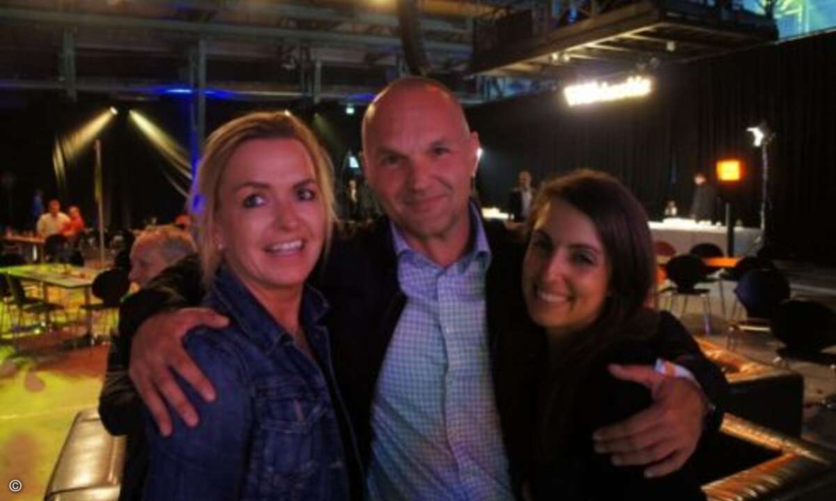 Carolin Schlüter mit Michael Vorberger von LG und Sabrina Vormwald (IM) (Bild: CRN)