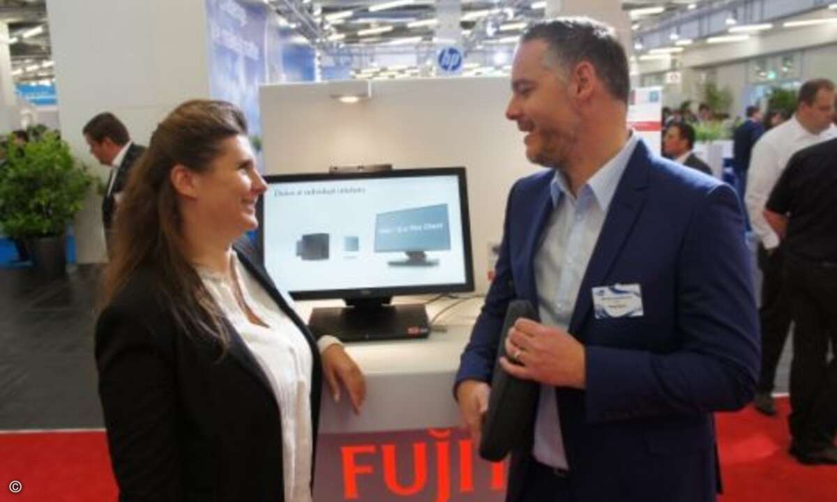 Nadine Stiegler besucht Michael Kleinfercher auf dem Fujitsu-Stand (Bild: CRN)