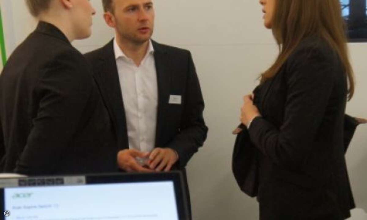 Wladimir Konrad zeigt Sandra Huber (CRN) aktuelle Lösungen von Acer (Bild: CRN)