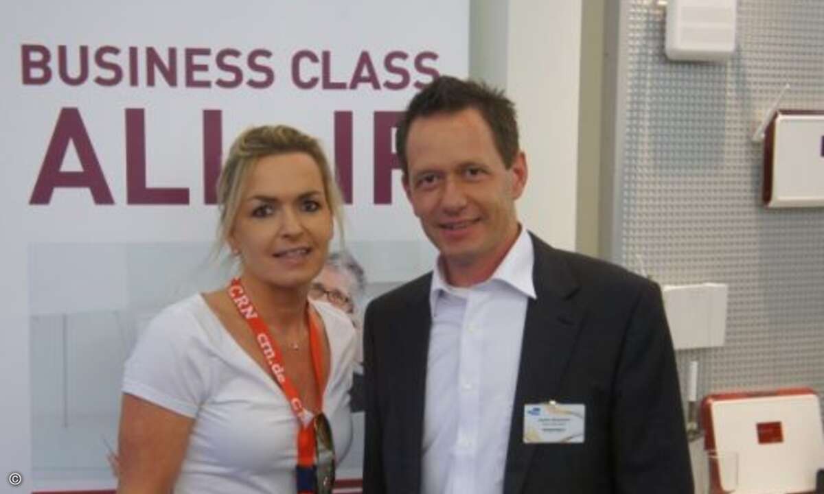 Carolin Schlüter mit Jochen Bräunlein von Bintec Elmeg (Bild: CRN)