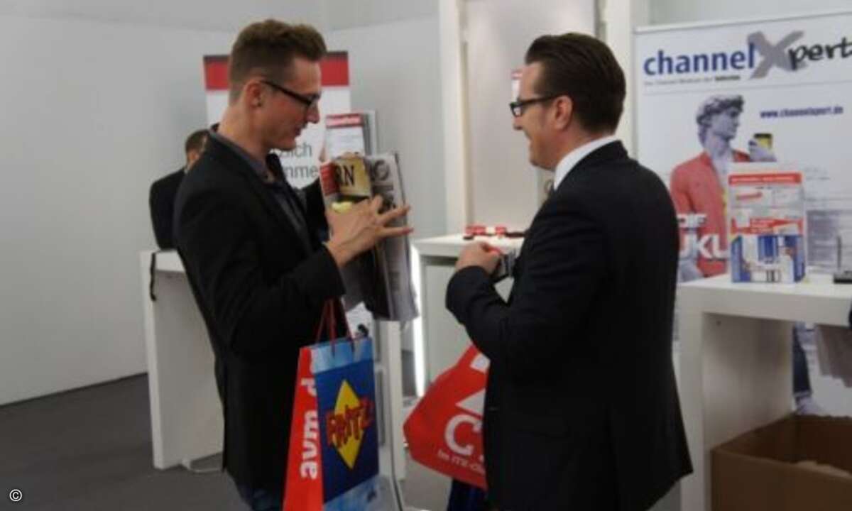 Ein CRN-Leser holt sich die begehrte Jubiläumsausgabe bei Marc Adelberg ab (Bild: CRN)