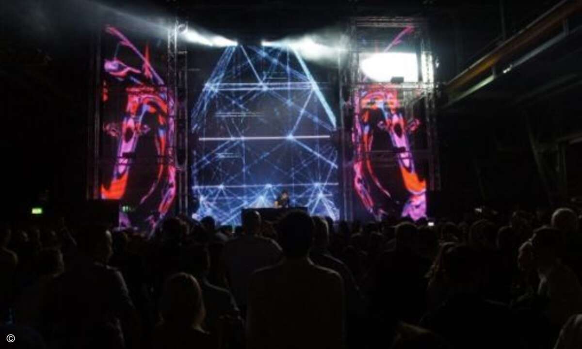 DJs und Lightshows sorgten für Partystimmung am Abend (Bild: CRN)