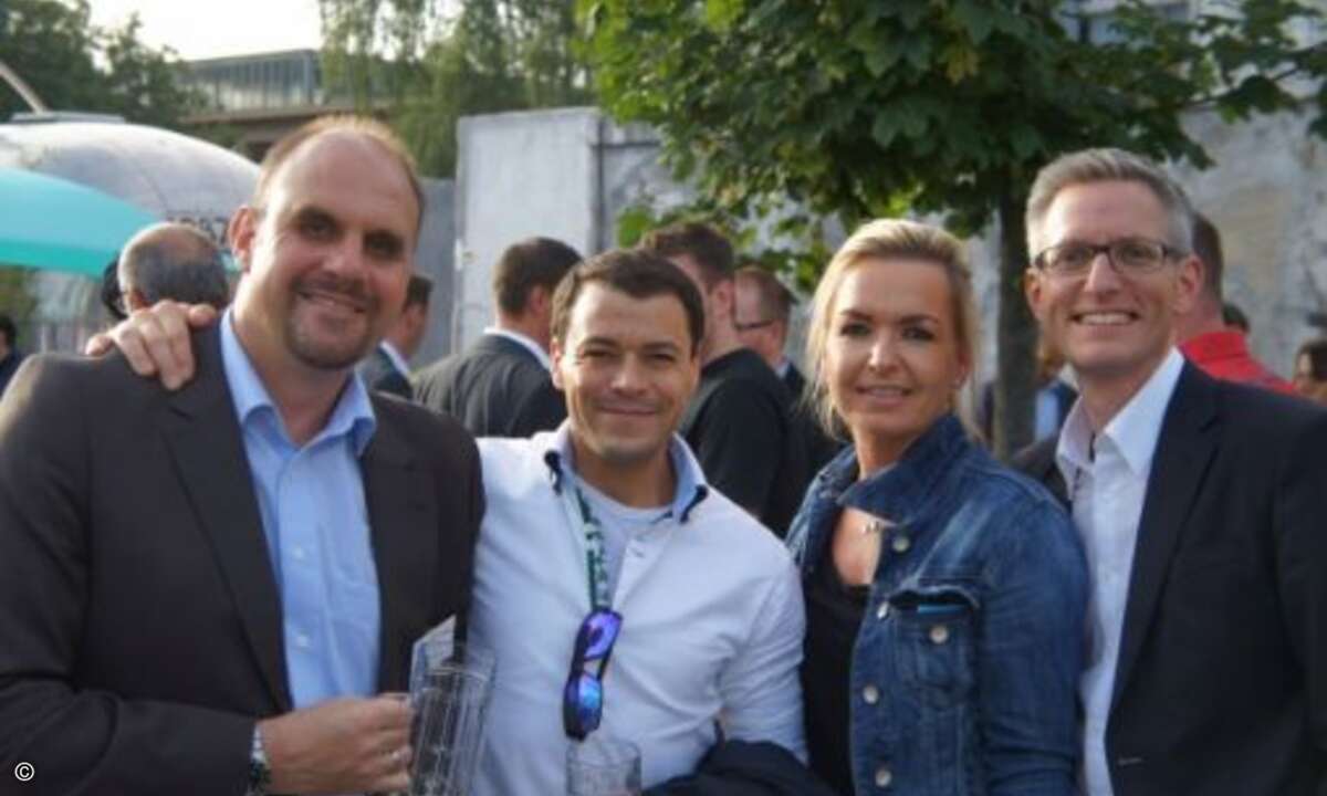 Carolin Schlüter mit dem Nfon-Team (Bild: CRN)