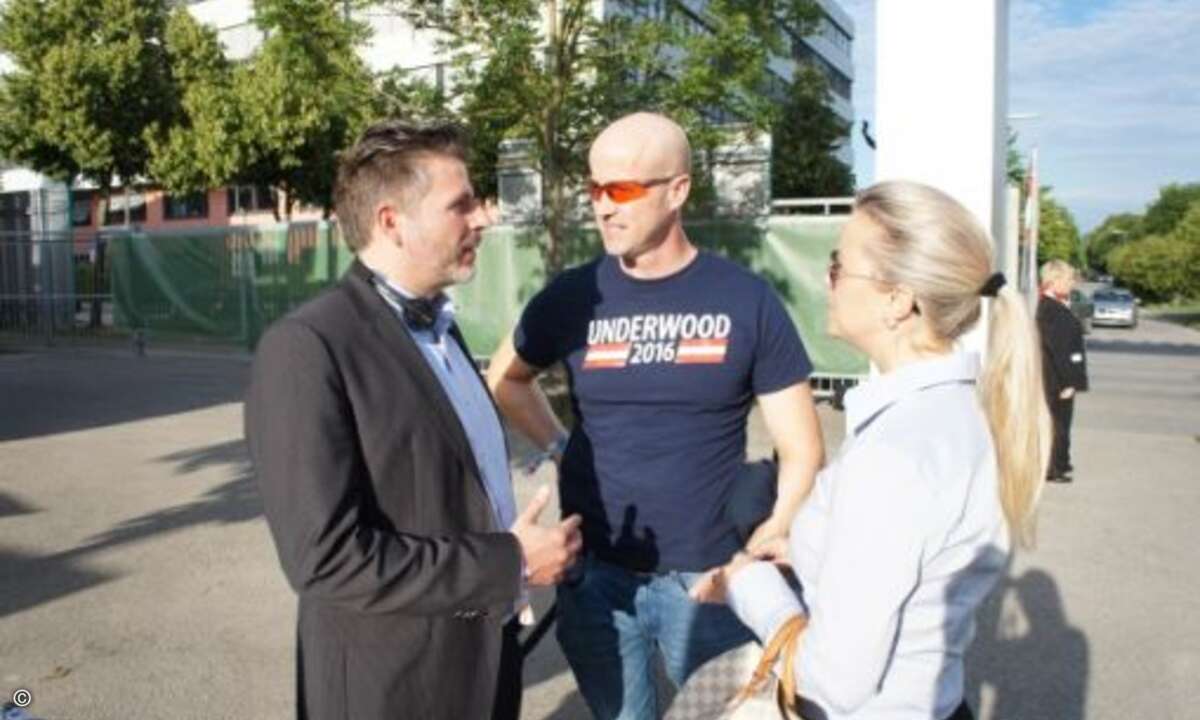 Heribert Steiner von Sennheiser mit Matthäus Hose und Janna Grosse (Bild: CRN)