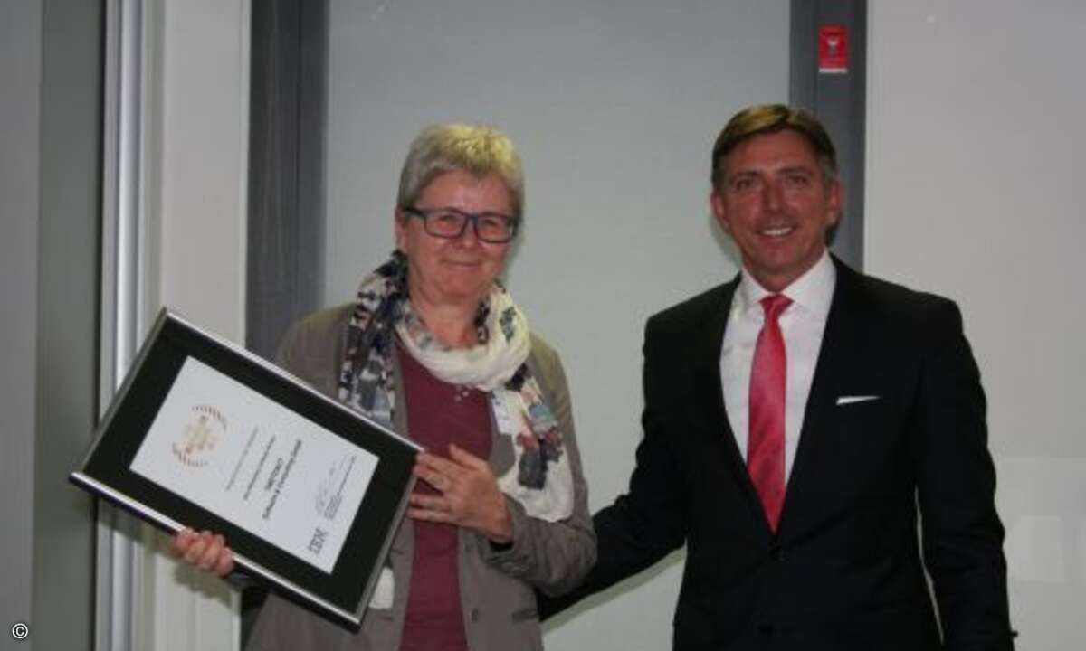 Olaf Scamperle gratuliert Anneliese Wasserer-Förg von Timetoact/Edcom zur Auszeichnung als IBMs bester Midmarket Software Partner (Bild: IBM)