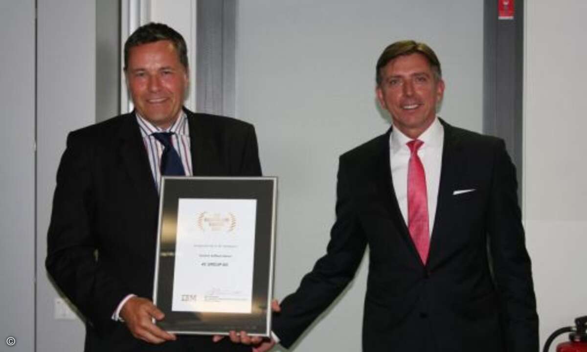 Olaf Scamperle überreicht den Solution Software Award an Clemens Küchler von der 4 C Group (Bild: IBM)