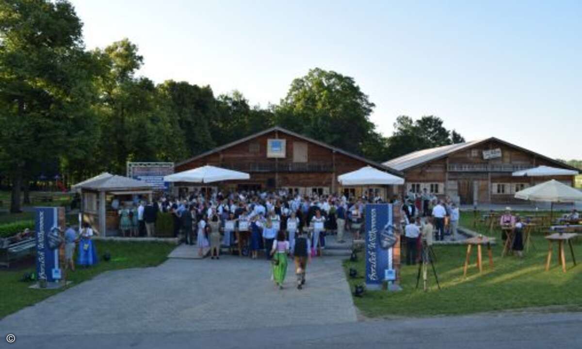 Doch bei diesem wundervollen Wetter dauert es nicht lange, bis sich die Gäste zahlreich an der urigen Location einfinden (Foto: CRN)