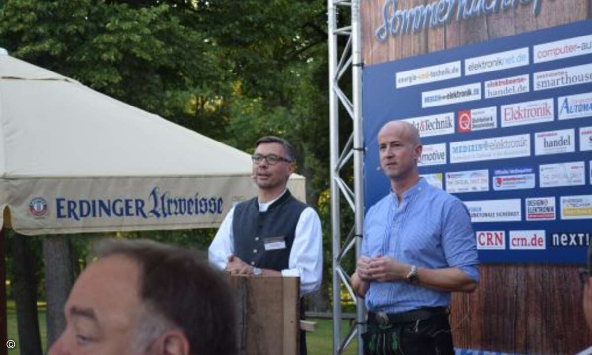 ... und übergab das Wort dann an seine beiden Verlagsleiter und Gastgeber des Abends Peter Eberhard und Matthäus Hose (Foto: CRN)