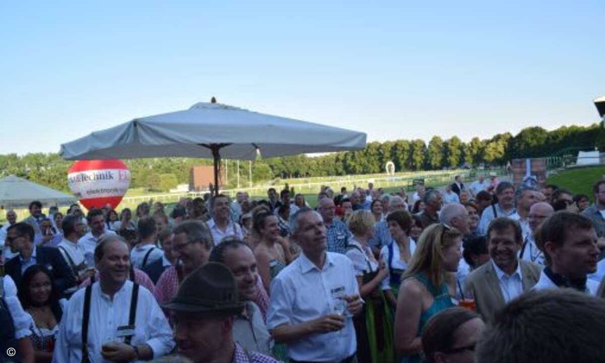 Zum Glück hatten die beiden erfolgreichen Verlagsmanager ein Einsehen und ließen die Gäste nicht allzu lange mit großen Reden in der Sonne braten, bevor sie das Buffet eröffneten (Foto: CRN)