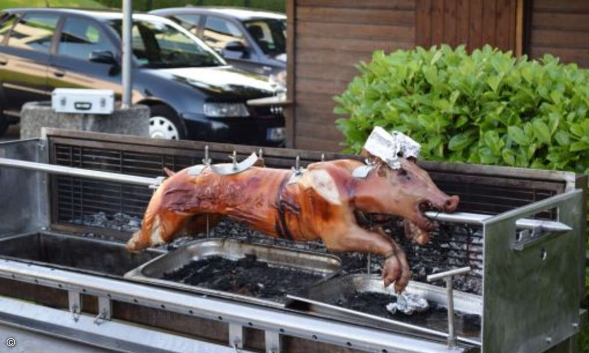 Nur für einen war es da schon zu spät: Frische Spanferkel gehören neben starken Medienmarken inzwischen ebenfalls zu den bekannten Spezialitäten des Hauses WEKA FACHMEDIEN (Foto: CRN)