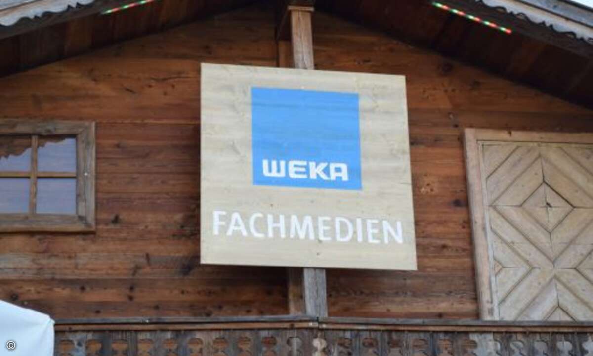 Stilecht präsentierte sich das Weka-Logo mit reichlich Holz vor der Hütten (Foto: CRN)