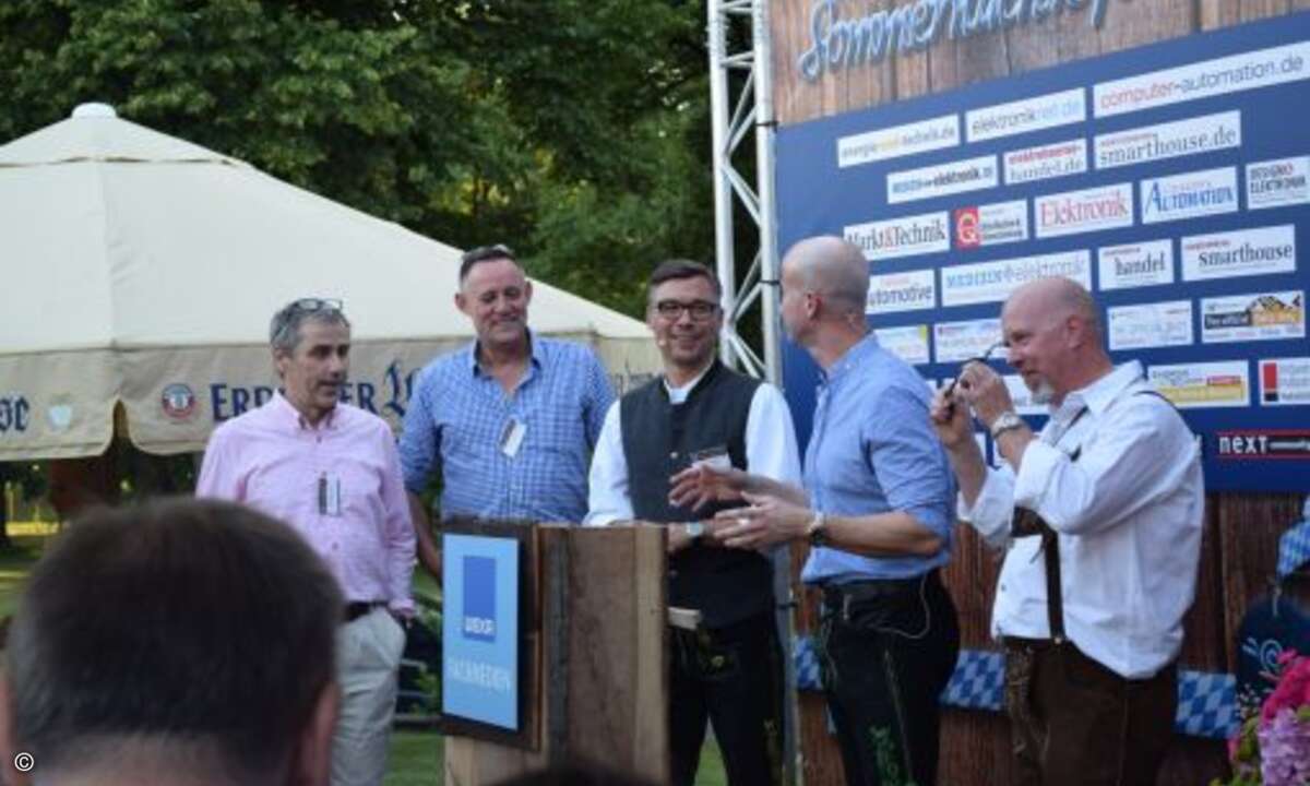 Ein Thema, das auch anderer Stelle in der bayerischen Kultur eine nicht unwichtige Rolle spielt. Vor der Wahl zur WEKA FACHMEDIEN Dirndlkönigin putzte die unabhängige Jury noch einmal ihre Sehhilfen... (Foto: CRN)