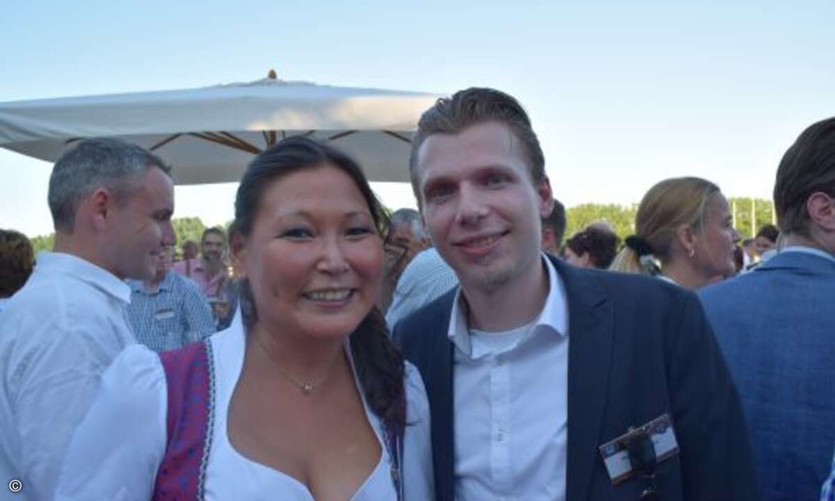 CRN-Redakteur Stefan Adelmann versichert Miriam Franke von SanDisk mit ihrem hübschen Dirndl und ihrer stets ansteckenden guten Laune ihrer guten Chancen bei diesem Wettbewerb (Foto: CRN)