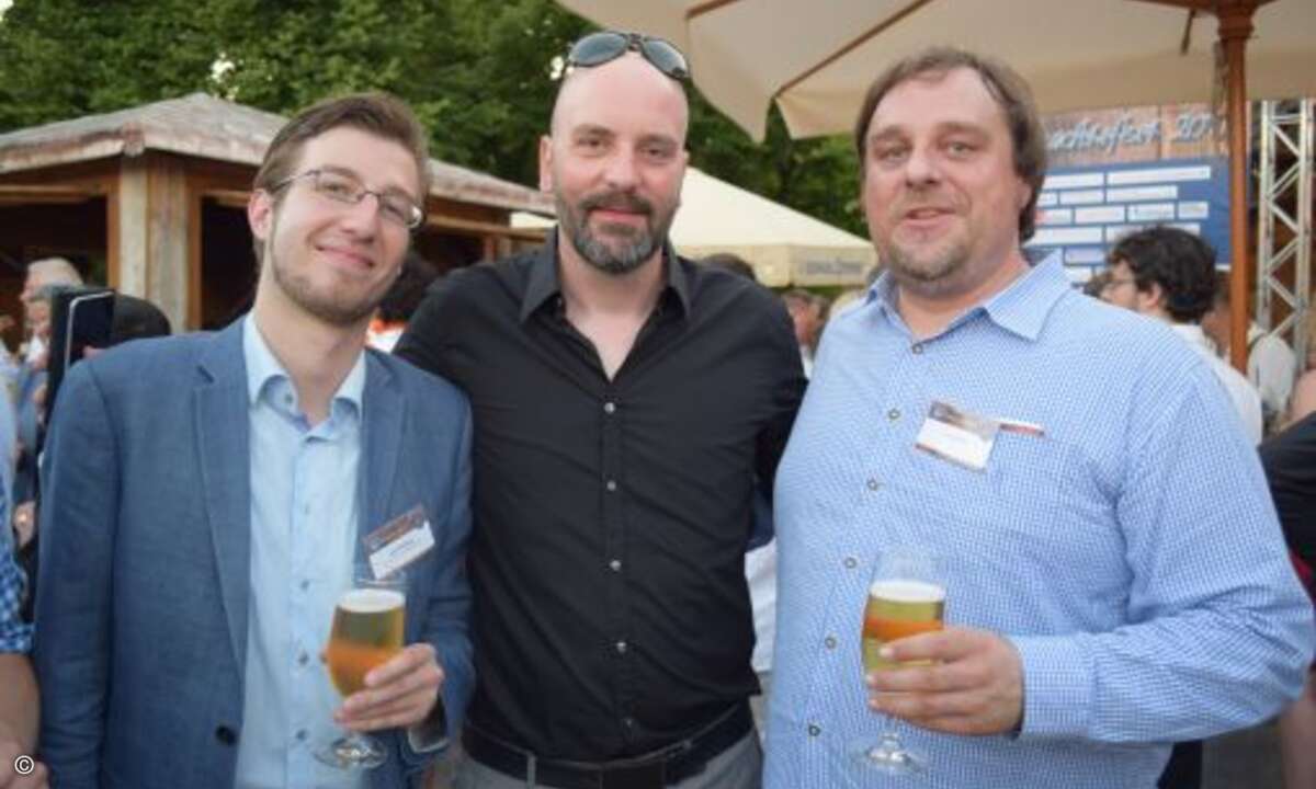 Thorsten Wehner von nfon telefoniert zwar ausschließlich aus der Cloud - sein Bier trinkt er trotzdem am liebsten Analog mit den Redakteuren der Funkschau (Axel Pomper) und CRN (Lars Bube) (Foto: CRN)