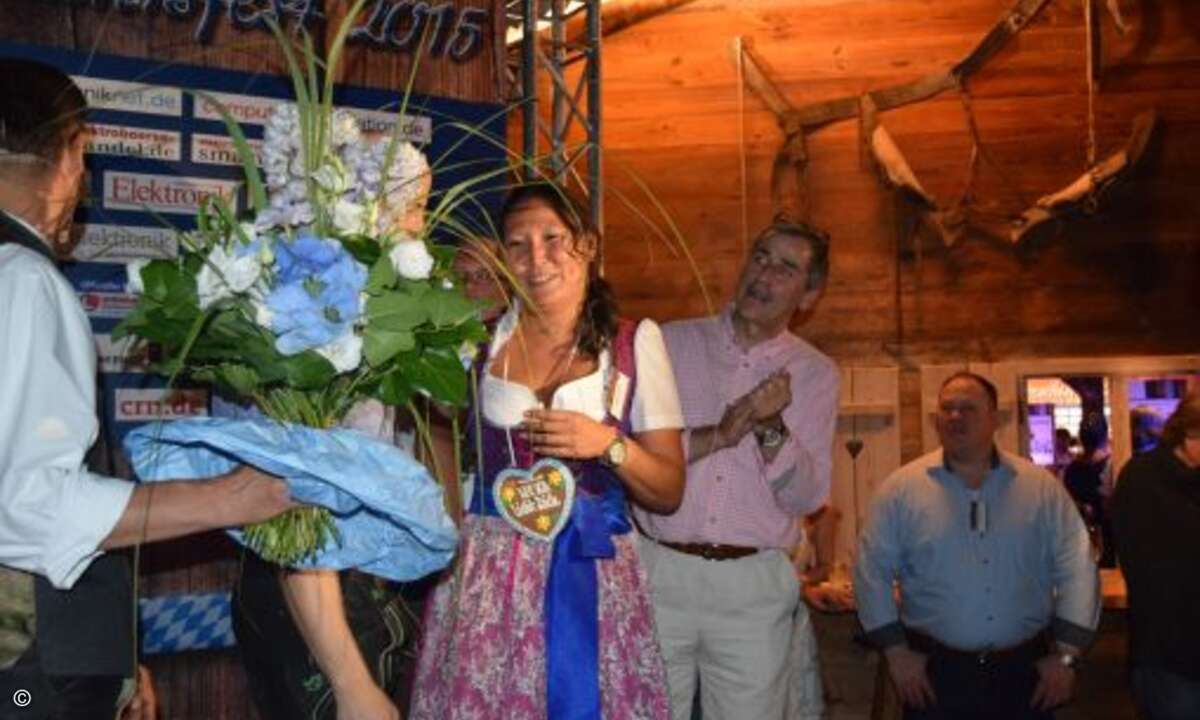 Nicht nur bei Speicherprodukten erste Wahl: Miriam Franke von SanDisk wird einhellig und unter tosendem Applaus der Gäste zur Dirndlkönigin gekrönt (Foto: CRN)