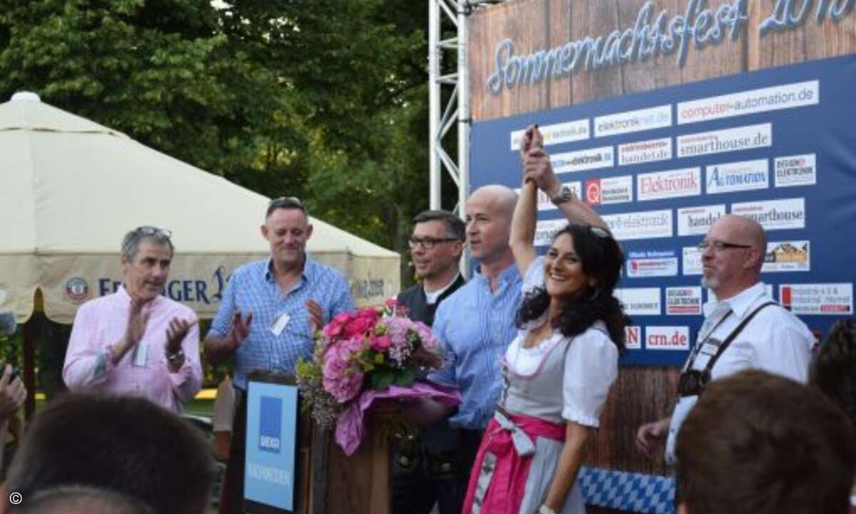Besten Dank noch einmal an die Herrin der perfekten Organisation, die sich auch dieses Jahr (abgesehen von einem kleinen Lapsus bei der Dirndschleife) wieder selbst übertroffen hat: Hilde Eberhard (Foto: CRN)
