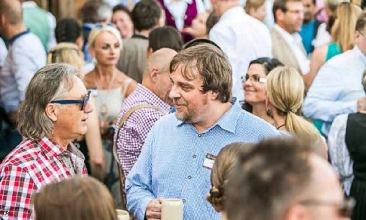 Heinz Geiger von Sims Lifecycle im Gespräch mit dem von der Hitze arg mitgenommenen CRN-Redakteur Lars Bube