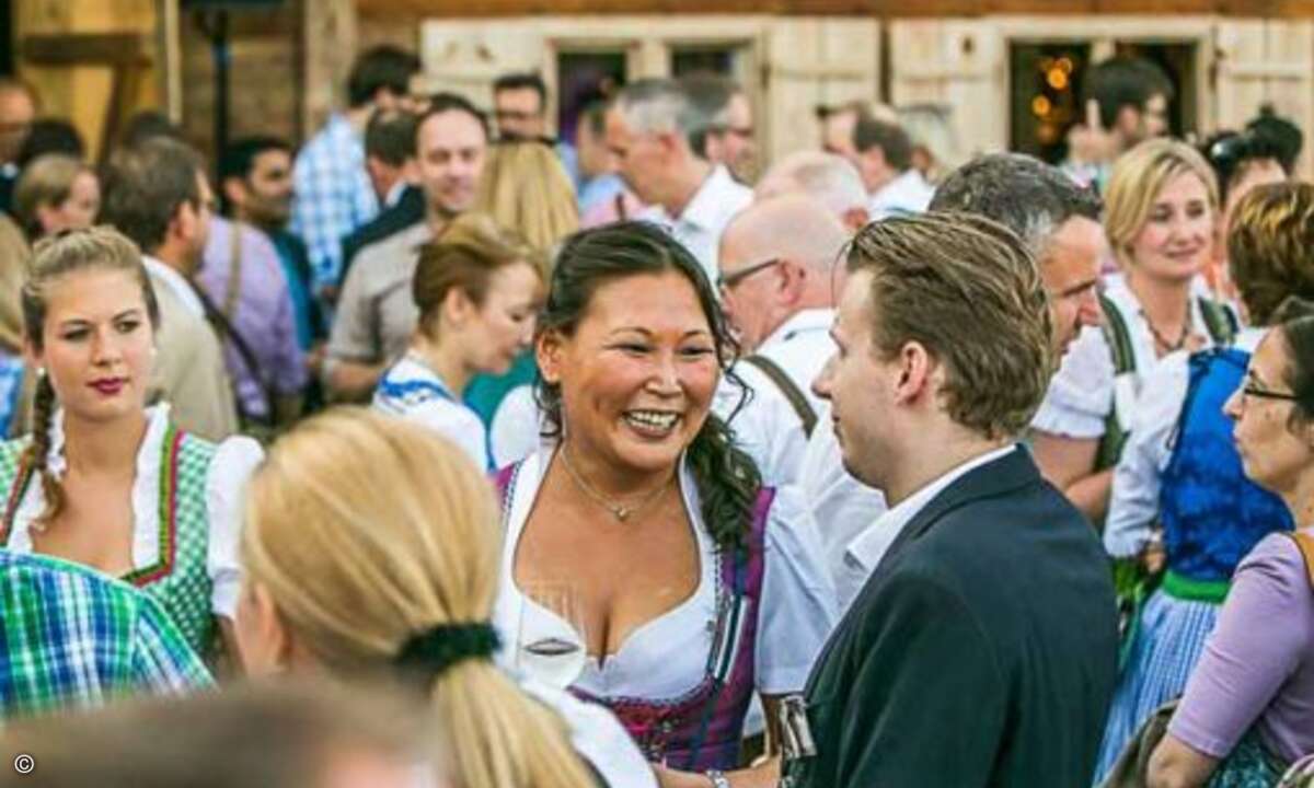Dirndl-Königin Miriam Franke von SanDisk im Gespräch mit Stefan Adelmann von der CRN