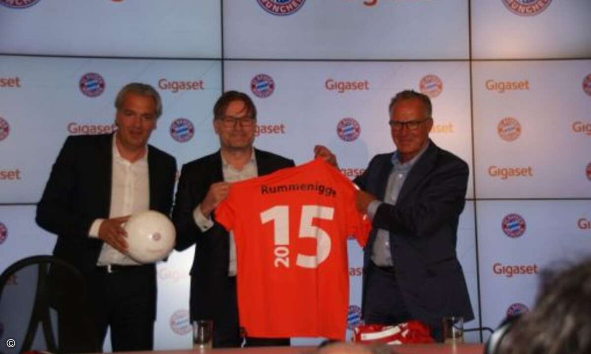 Auch für Rummenigge gab es ein Trikot (Foto: CRN)