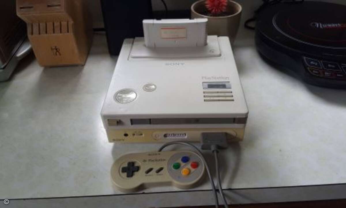 Wertvoller Dachbodenfund: Eine originale Sony SNES-Playstation (Foto: Dan Diebold / Screenshot YouTube)