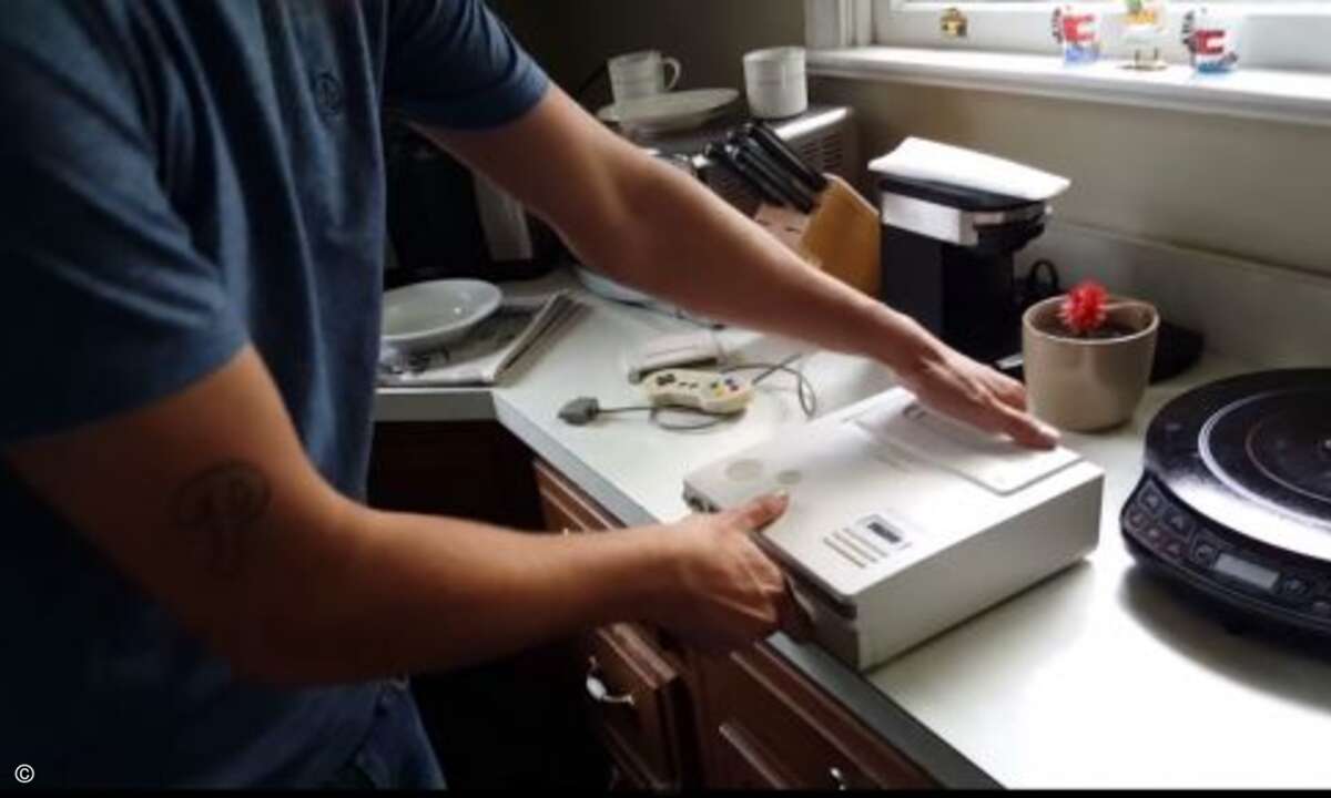 Leider fehlt Diebold derzeit noch das nötige Netzkabel um das Gerät zu testen (Foto: Dan Diebold / Screenshot YouTube)